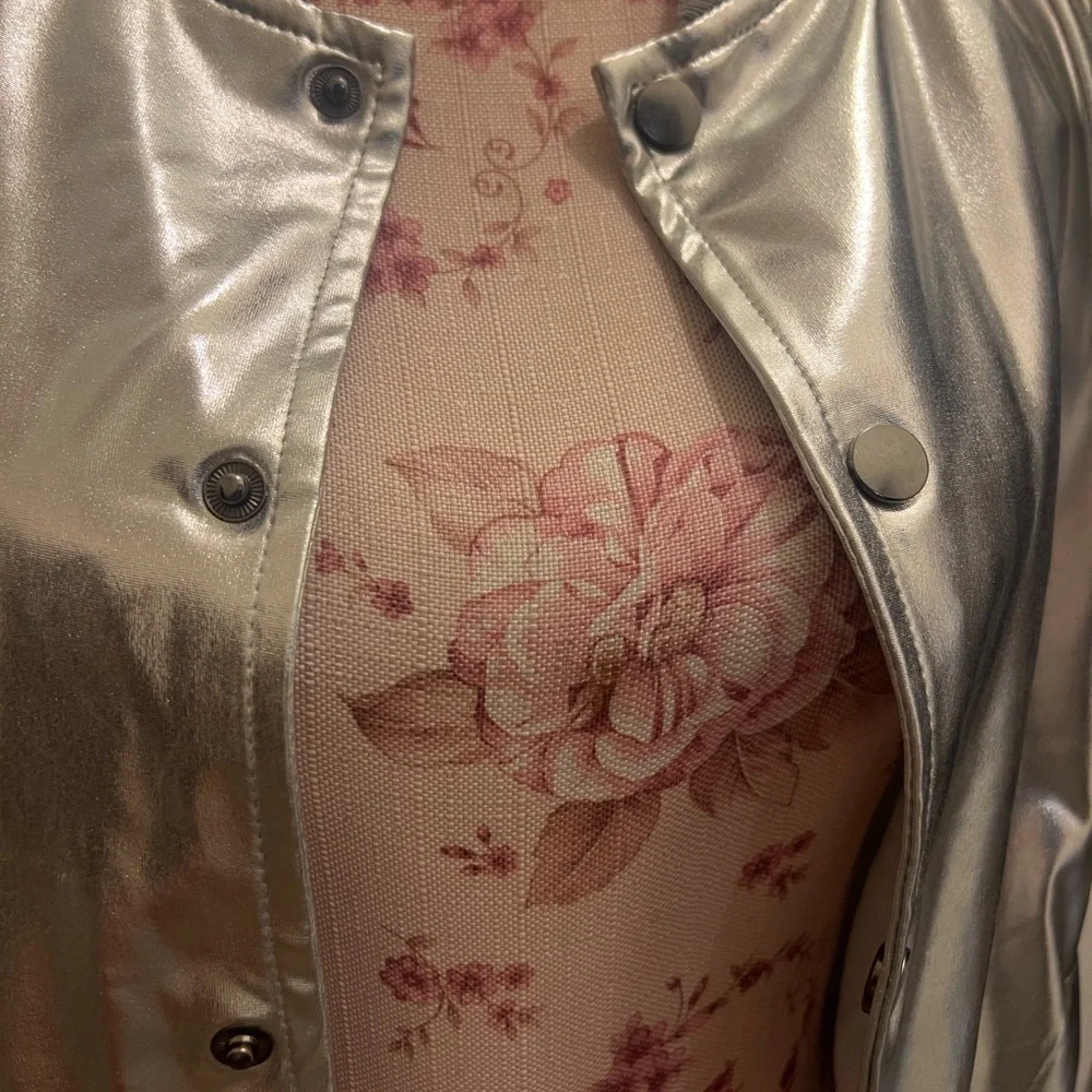 Stylish Metallic Bomber Jacket in Silver and Gold - Picture 7 of 7